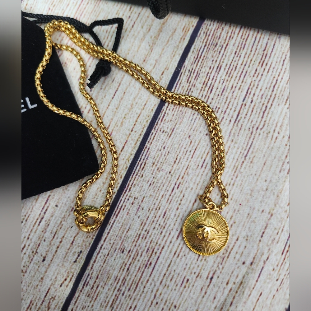 Vintage Chanel Gold Pendant Necklace - Picture 3 of 6